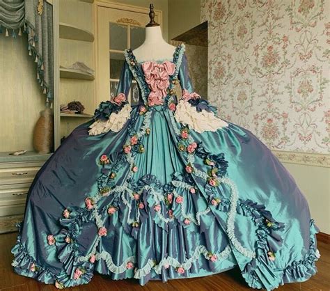 Robe Baroque satin en 2020 Robe baroque, Mode rococo, Idées