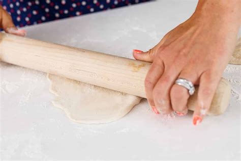 Étalement de la pâte à pain pita