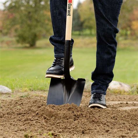 Round Point Shovel Use