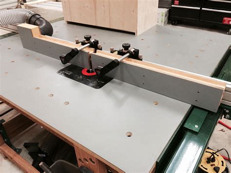 Router Table With Split Fence