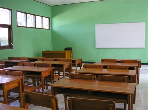 ruang belajar yang sesak dan kurang nyaman sekolah Indonesia