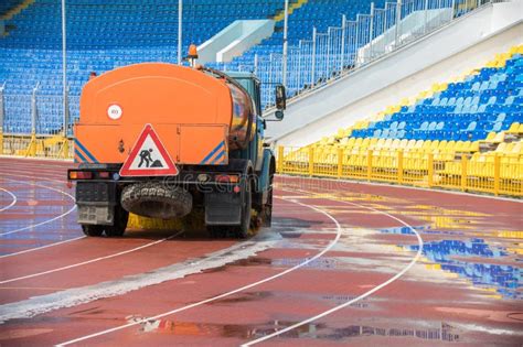 Running Track Cleaning Machine