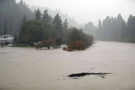 russian river flood stage now