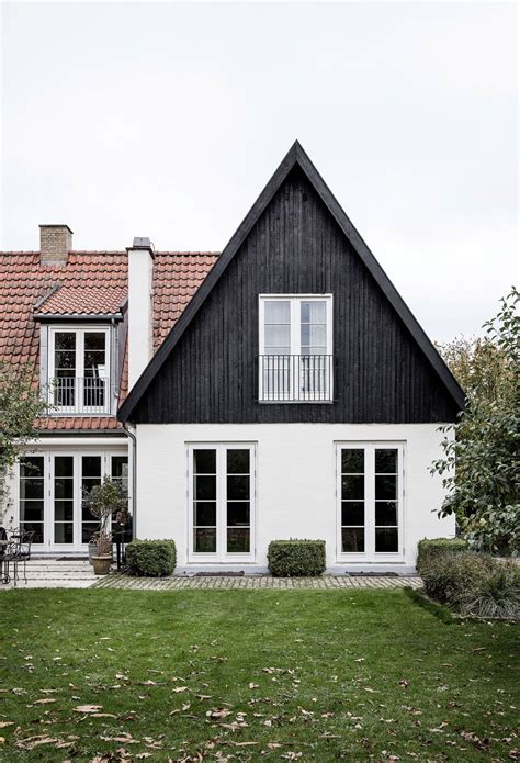 Rustic scandinavian house in black and white digsdigs