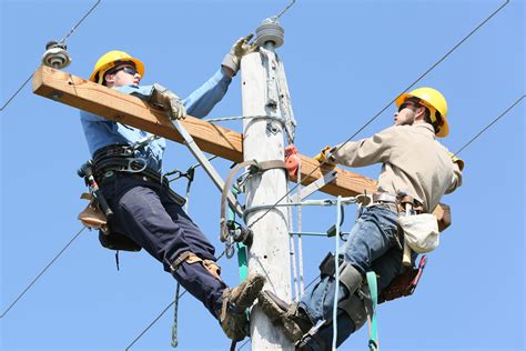 Safety Measures for Electrical Linemen Working in High Voltage