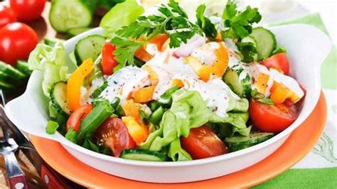 Salad dengan sayuran hijau, protein panggang, dan kacang