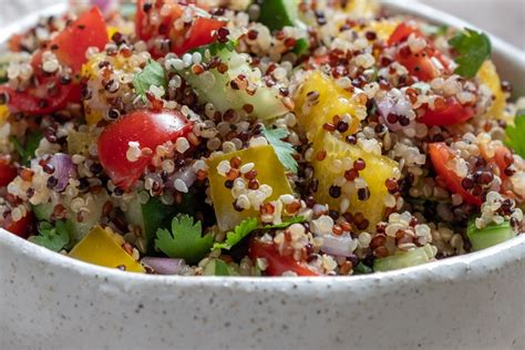 salada de quinoa com legumes assados