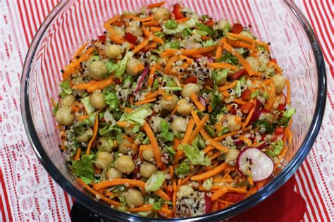 salada de quinoa com legumes para emagrecer