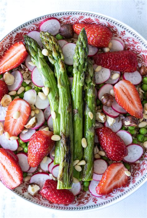 Salade de printemps aux asperges et aux fraises