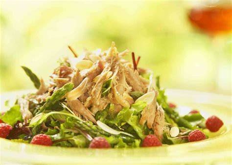 Salade confit de canard dressée dans une assiette