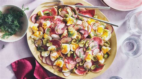 Salade de Pâques colorée avec des légumes frais, des œufs durs et une vinaigrette légère