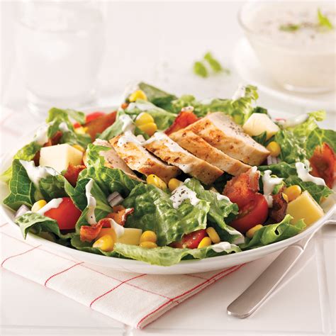 Salade colorée avec des morceaux de poulet grillé et des légumes frais