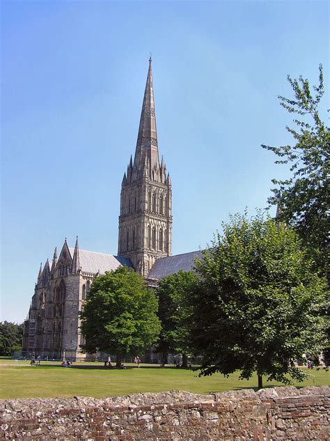 salisbury cathedral spire lean
