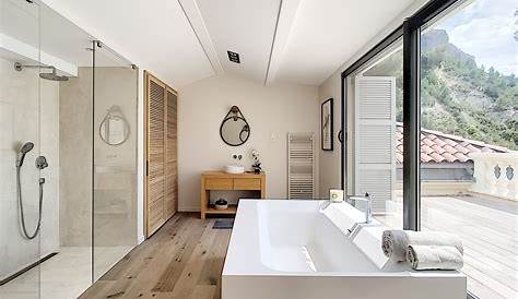 Superbe salle de bain contemporaine et spacieuse dans une