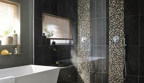 Une douche à l'italienne dans une salle de bains nature