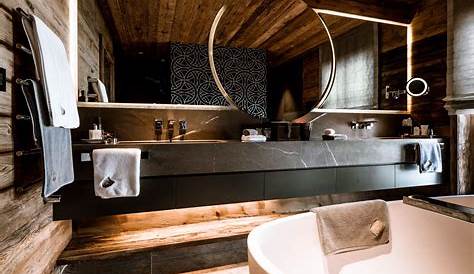 Une magnifique salle de bain traditionnelle en bois, au