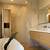 salle de bain marbre blanc et bois