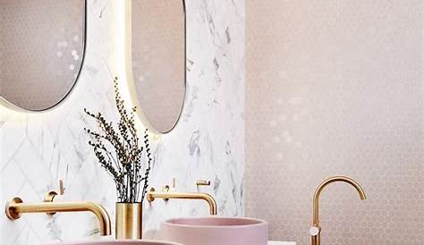 La salle de bains adopte une touche de marbre rose qui lui