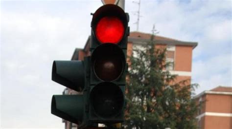 sanzione per passaggio con semaforo rosso