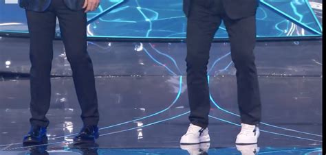 scarpe di john travolta a sanremo