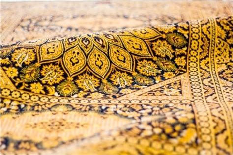 Gehen Sie mit dem Teppich Tvärnö in Blau und mit Fransensaum wie auf