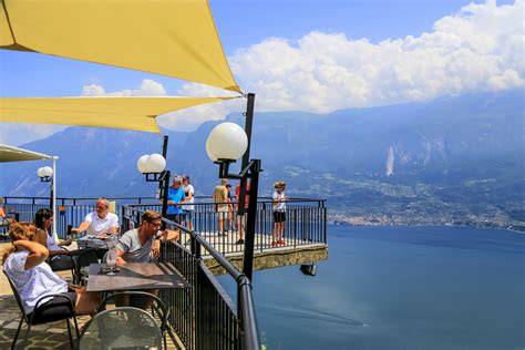 Schauderterrasse spektakuläre Aussicht auf den Gardasee
