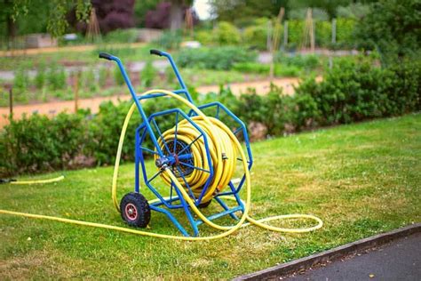 Mobiler Schlauchhalter Steckzäune aus Metall von melabel®