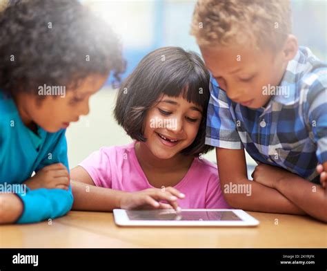 Niños de la escuela usando una tablet