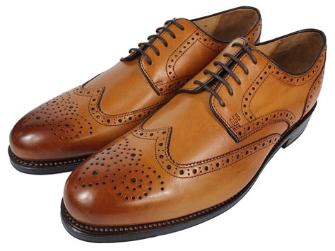 Braune Männer Schuhe Geschäft Lederschue Allgleiches Schuhe Erhöht