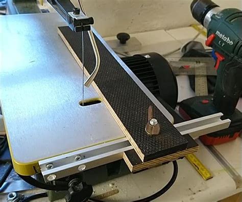 Scroll Saw With Fence