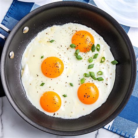 seasoning the eggs for cooking sunny side up eggs