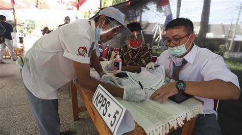 Petugas TPS Kenakan Seragam Sekolah di Pilkada Tangsel Vlix.id