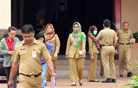Viral PNS Pakai Batik Korpri bak Gamis, Netter Saingan Suami Tara Basro?
