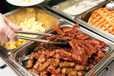 serving bacon with breakfast items