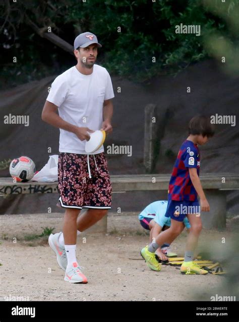 shakira gerard pique in park