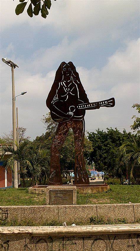 shakira statue in columbia