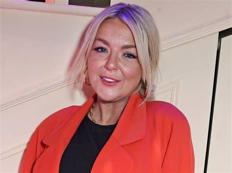 Pregnant Sheridan Smith sings to baby bump in emotional