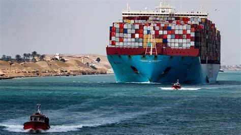 ship stuck in red sea