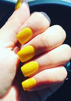 Short Yellow Acrylic Nails: A Trendy And Vibrant Choice In 2023