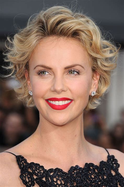 The Short Hairstyles For Oblong Faces Over 50 With Simple Style