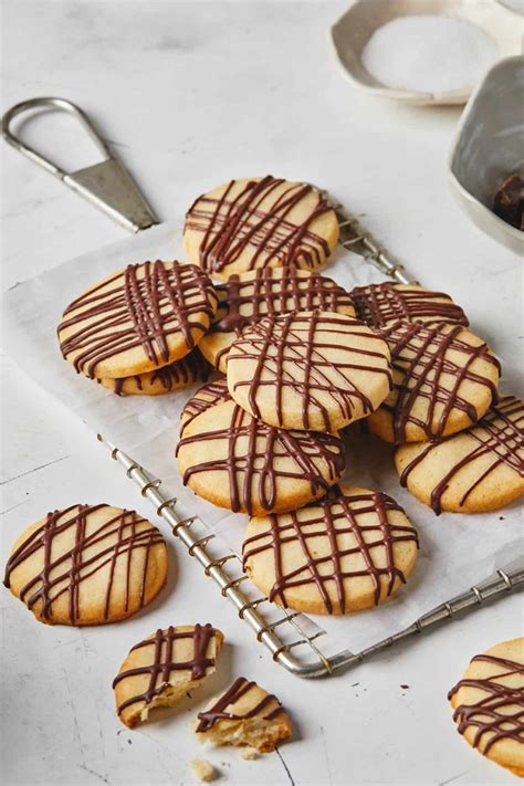 Shortbread Cookies With Chocolate Drizzle