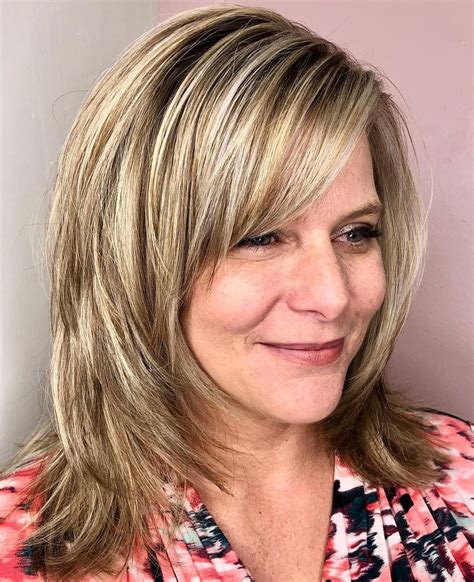  79 Popular Shoulder Length Haircuts With Layers And Side Swept Bangs For New Style