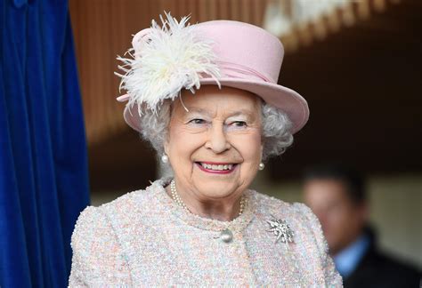 show me picture of queen elizabeth ii