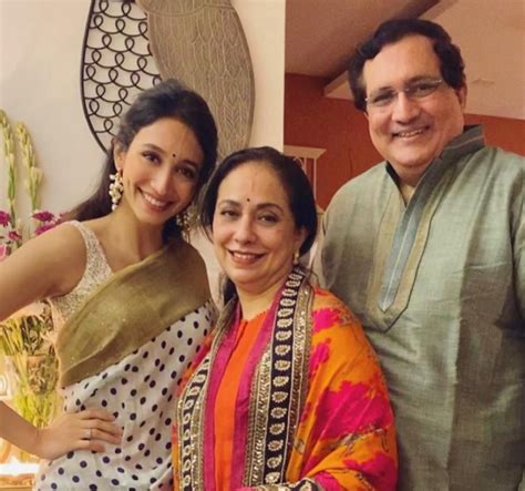 shreya chaudhary family