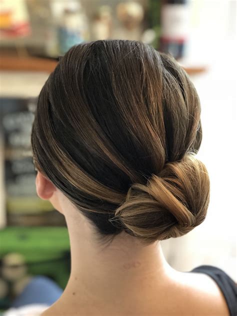 Side Bun Hairstyle: A Trendy And Elegant Look For Any Occasion