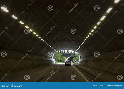 sie fahren durch ein tunnel