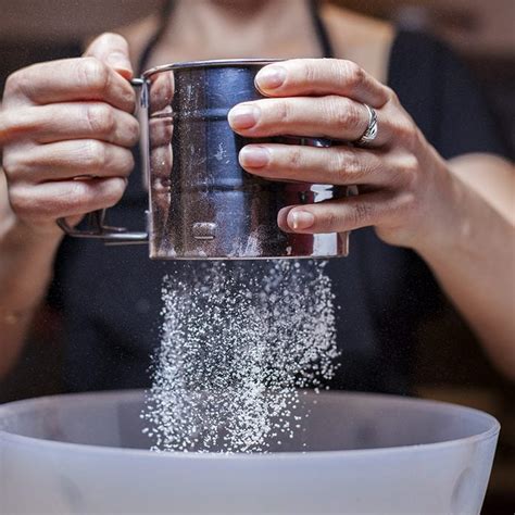 sifting flour without sifter