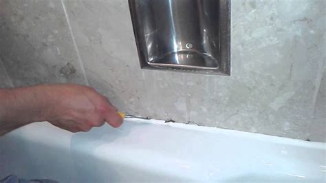 Badewanne mit Leiste statt Silikon abdichten » So geht's