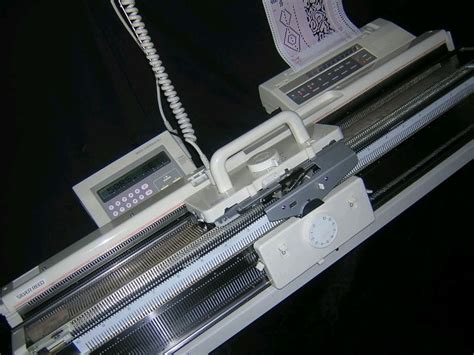 Silver Reed SK840 Electronic Knitting Machine (Standard Gauge)