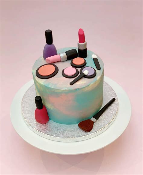 Simple Makeup Cake Design